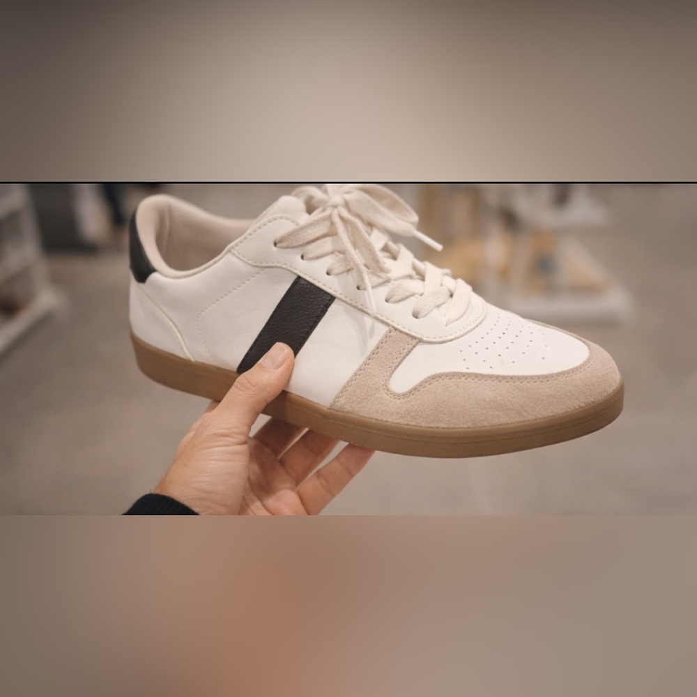 Universal Thread women Cream and Gray Sneakers